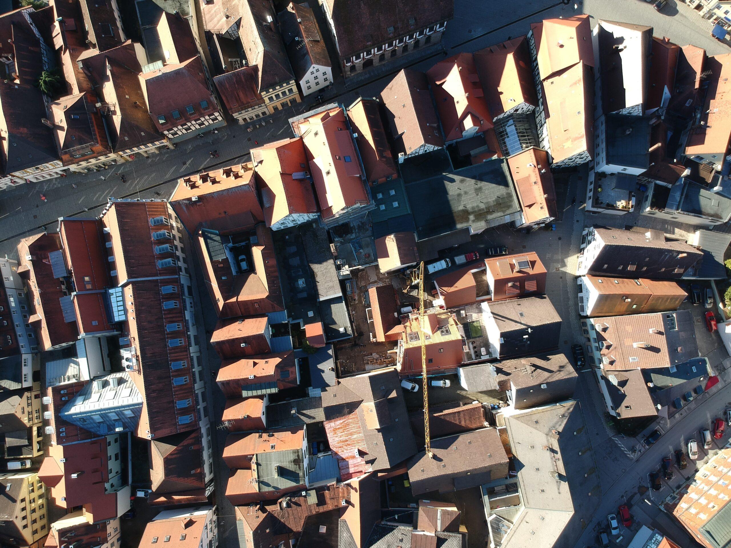 Luftaufnahme der historischen Altstadt von Forchheim mit roten Ziegeldächern